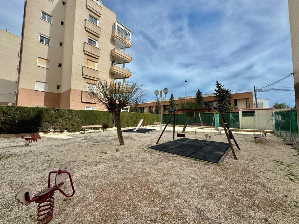 Presentamos en la Costa Blanca Alicante un bonito y espacioso apartamento en Nueva Torrevieja. Se encuentra en una cuarta planta con ascensor y vistas despejadas. Cuenta con 3 dormitorios, baño completo, cocina americana independiente y terraza de 12 m². También dispone de garaje, zona de juegos y piscina. Cerca del centro, bares, restaurantes y supermercado.