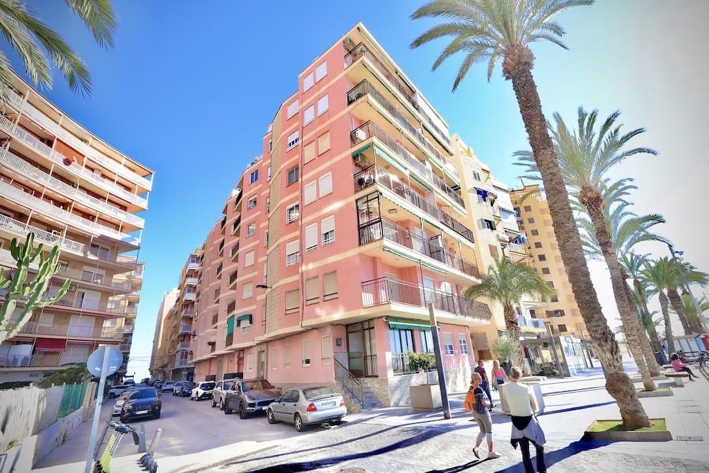 We presents at the Costa Blanca Alicante a spacious apartment in Playa del Cura with side see view only 30m from the beach!On the third floor with elevator! With 3 bedrooms, open kitchen and a bathroom! totaly reformed! Close to bars, restaurants and supermarket!