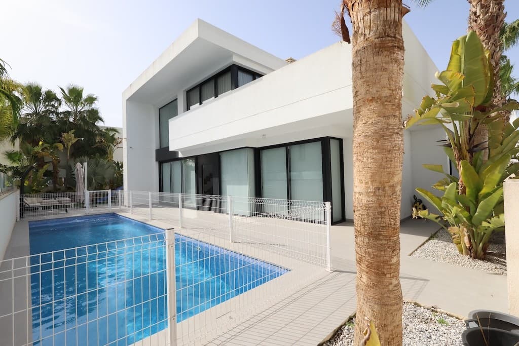 We presents at the Costa Blanca Alicante Villas in a closed community in Ciudad Quesada Residencial Laguna Villas II with 3 dobbel bedrooms with bathroom in suite! One downstairs! A spacious living room with wide windows! Further a independent kitchen with closed galeria and a guest toilet! There is a garage and outside a private pool and a BBQ zone! The villa has central aircondition!