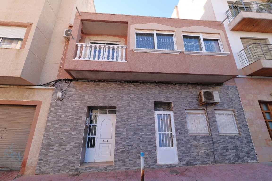 We presents at the Costa Blanca Alicante a apartment in the center of Torrevieja with 4 dobbel bedrooms, 2 bathrooms and equiped kitchen! This house is completely renovated! Further its have a balcon and a patio! Walking distance to everthing! The beach, busstation, police office, supermarket, bars and restaurants!