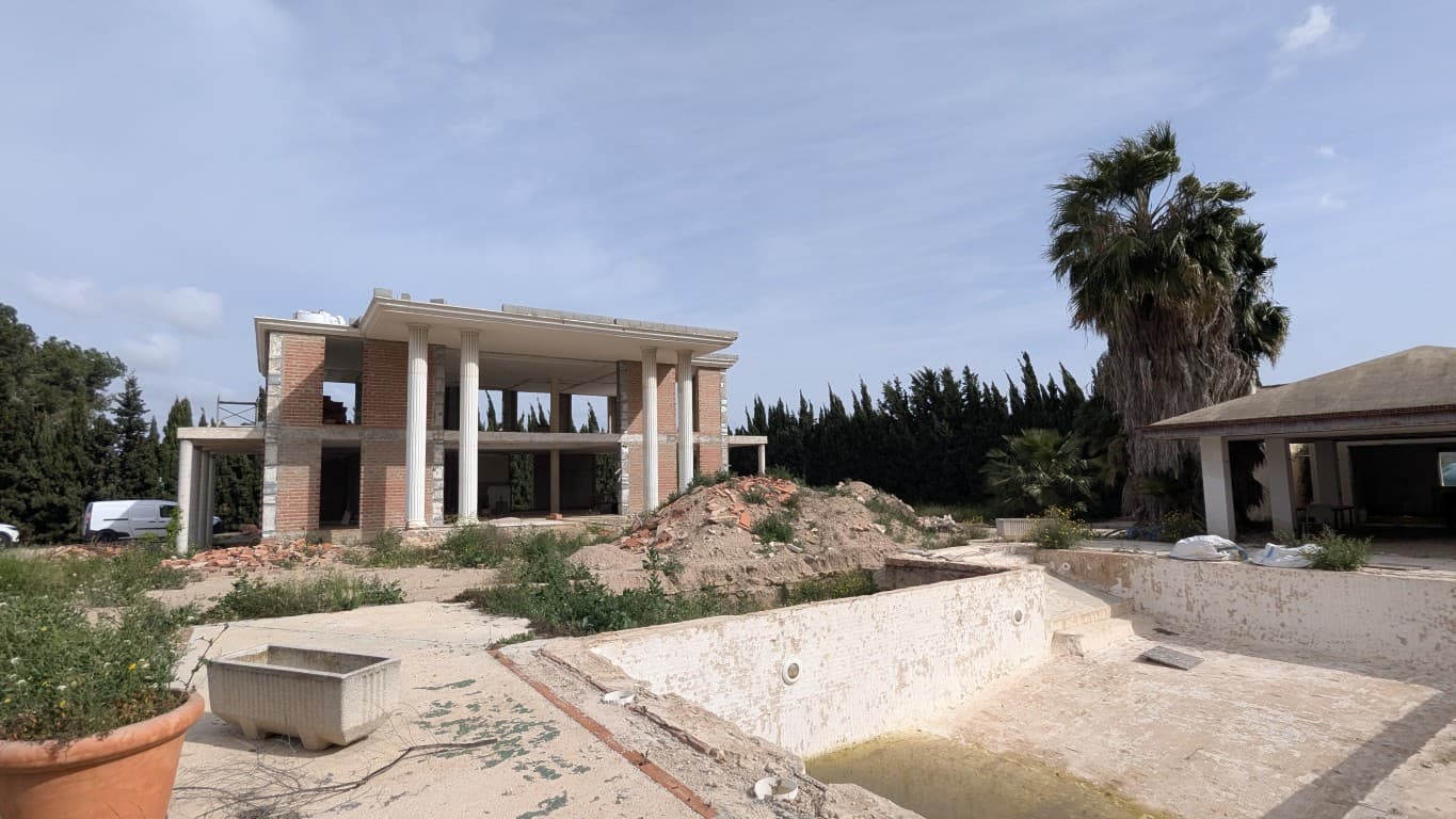 Presentamos con orgullo una oportunidad de renovación única en Rafal, Alicante: el lienzo perfecto para crear la villa o mansión de sus sueños.Ubicada en una amplia parcela de 1500 m² , esta propiedad de 310 m² ofrece un increíble potencial de transformación. Ubicada a las afueras del pueblo, ofrece el equilibrio perfecto entre privacidad y comodidad, con todos los servicios esenciales a solo unos minutos.Ya sea que imagine una moderna villa de lujo o una imponente finca mediterránea, esta espaciosa propiedad ofrece infinitas posibilidades. Con amplio espacio para jardines paisajísticos, piscina privada y zonas de ocio al aire libre , puede diseñar una casa única a la medida de su estilo de vida.Oportunidades como esta son escasas: no pierda la oportunidad de convertir esta propiedad en algo verdaderamente especial. ¡Contáctenos hoy mismo para obtener más información o programar una visita!