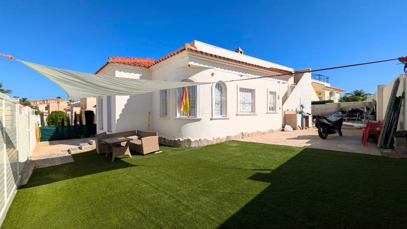 Vi presenterer stolt en delvis renovert frittliggende villa i Lo Crispín, Algorfa et fredelig tilfluktssted med fantastisk uteplass.Denne praktfulle villaen ligger i en rolig urbanisasjon , og tilbyr den perfekte balansen mellom ro og bekvemmelighet. Boligen er delvis renovert , noe som gir et moderne og komfortabelt bomiljø.Nyt det beste av friluftsliv med et solarium på taket , ideelt for soling, underholding eller bare å nyte panoramautsikten. Eiendommen drar også nytte av tilgang til et felles svømmebasseng , med den ekstra bonusen av å ha plass til å bygge ditt eget private basseng hvis ønskelig.Lo Crispín tilbyr en avslappet livsstil samtidig som den er bare en kort kjøretur fra lokale fasiliteter, golfbaner og de vakre strendene på Costa Blanca.Ikke gå glipp av denne fantastiske muligheten - kontakt oss i dag for å avtale en visning!