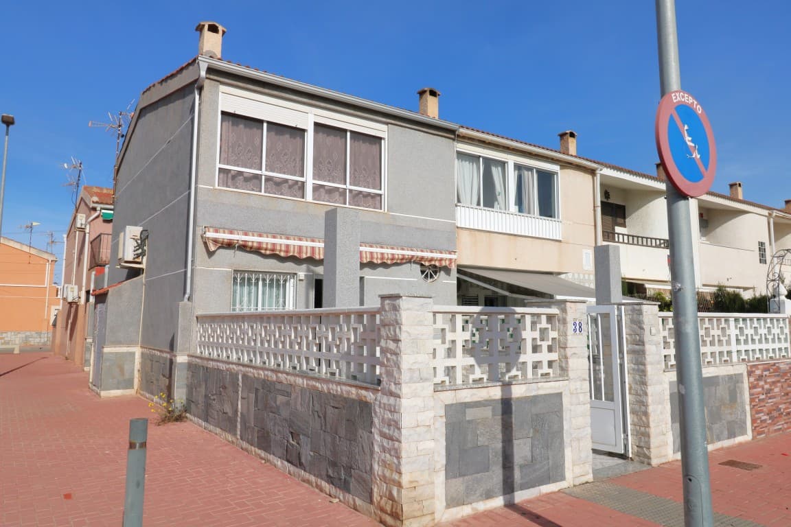 Presentamos en la Costa Blanca de Alicante un dúplex esquinero en Playa Náufrages, Torrevieja. ¡A solo 150 m de la playa! Con 4 dormitorios, baño completo, cocina americana independiente y jardín. Cerca de supermercado, restaurantes y bares. ¡A un paso del centro de Torrevieja!