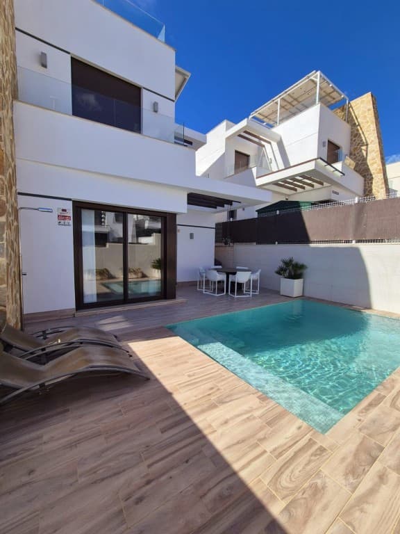 Nos complace ofrecer esta villa adosada en un exclusivo complejo residencial, ubicado en la codiciada zona de Villamartín. Esta elegante propiedad adosada cuenta con 3 dormitorios y 2 baños, y forma parte de una encantadora promoción de 16 viviendas.La planta baja ofrece un amplio salón-comedor de planta abierta, con una moderna cocina y acceso directo a una terraza y jardín privados. Además, en esta planta hay un dormitorio y un baño. La primera planta cuenta con dos dormitorios adicionales, cada uno con acceso a su propia terraza, y un segundo baño. Como guinda del pastel, hay una azotea de unos 20 m², ideal para disfrutar del sol mediterráneo. La superficie construida total es de 113 m², con preciosos jardines y una piscina privada de 3x5 m.Incluidos en esta excepcional oferta se encuentran los siguientes extras:- Una piscina privada de 3x5 m.- Muros exteriores elevados, bellamente alicatados en el interior.- Drenaje de agua de lluvia del solárium integrado en la fachada frontal.- Ducha exterior incorporada junto a la piscina.- Sistema de paneles solares de 4 kWp.- Provisión de agua fría y caliente en el solárium.- Iluminación LED indirecta en la sala de estar para una apariencia moderna.- Gabinetes de cocina elevados para espacio de almacenamiento adicional.- Preinstalación de un sistema de alarma.Estas características garantizan tanto comodidad como una alta calidad de vida.Villamartín, una próspera zona residencial en el sur de la Costa Blanca, se ha convertido en una vibrante comunidad multicultural durante la última década. Es conocida por su proximidad a campos de golf de fama mundial como Las Ramblas, Las Colinas, Campoamor y el prestigioso Club de Golf Villamartín (sede del Abierto del Mediterráneo en 1994), lo que la convierte en un entorno dinámico tanto para los amantes del golf como para los residentes. A poca distancia en coche se encuentra el centro comercial Zenia Boulevard. Para los amantes de la playa, Villamartín está a poca distancia de las prístinas playas de Playa Flamenca y La Zenia. Además, Playa Flamenca alberga un animado mercado semanal donde podrá descubrir productos locales frescos y artesanía. El corazón de Villamartín es, sin duda, la pintoresca plaza, situada cerca del campo de golf. La plaza está rodeada de tiendas, bancos, supermercados, bares y restaurantes, lo que la convierte en un lugar ideal tanto para la vida diaria como para el relax. La región está bien conectada, con servicios regulares de autobús a pueblos costeros cercanos como Guardamar del Segura y Torrevieja. Las familias apreciarán la proximidad al Colegio Internacional El Limonar, que ofrece educación bilingüe en inglés y español, lo que lo convierte en una opción ideal para familias con niños. Con su conveniente ubicación cerca de dos aeropuertos internacionales (Alicante, a solo 45 minutos, y San Javier, a 20 minutos), Villamartín es un destino popular tanto para turistas como para residentes permanentes que buscan la combinación perfecta de relajación y comodidad.