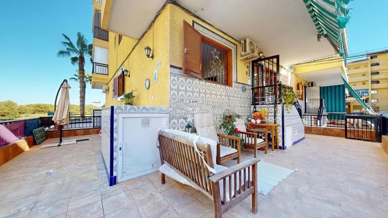 We presents at the Costa Blanca Alicante a beautiful grounflour apartment in La Mata! Its haves 2 bedrooms , equiped bathroom, open kitchen, large terrace close to the pool and a private parking place! Close to the beach, bars, restaurants and supermarket!