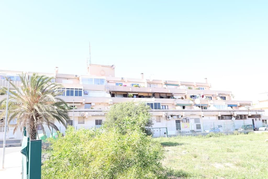 We presents at the Costa Blanca Alicante an Apartment on the first floor with elevator in Punta Prima with 2 bedrooms, 2 bathrooms, independent kitchen, large dinersroom and salon and a big terrace partially closed with open view! Outside with a green zone and a comunal swimmingpool! Walking distance to supermarket, bars and restaurants! only 10min drive to center comercial La Zenia Boulevards!