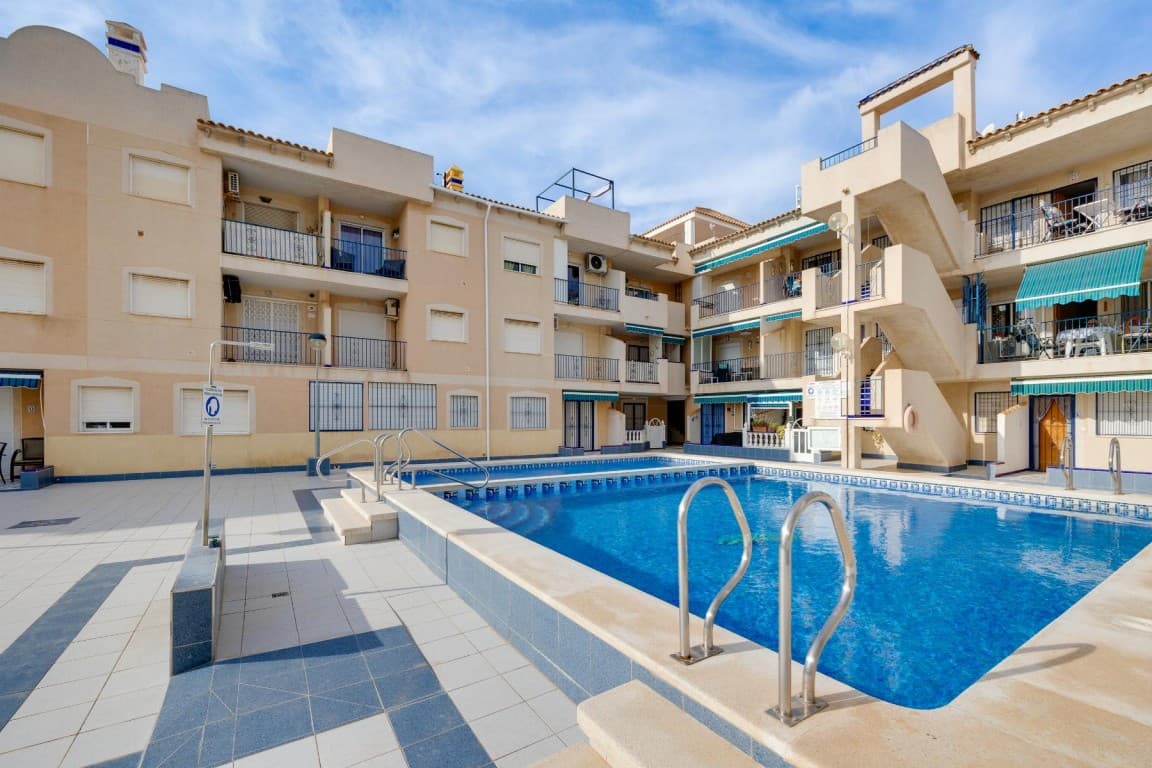 We presents at the Costa Blanca Alicante an Apartment with terrace and sea view! In torrevieva Playa de los Naufrages! Its haves 3 bedrooms, 2 badrooms an independent kitchen and a terrace from 8m2 There is also a comunal swimmingpool! Walking distance to the supermarket, the beach, bars and restaurants!