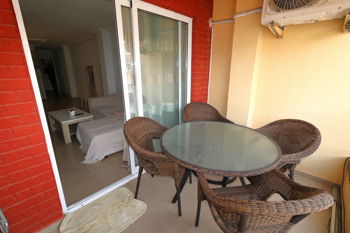 We presents at the Costa Blanca Alicante an reformed Apartment In Torrevieja at Playa del Cura with 3 dobbel bedrooms, a bathroom, a equiped kitchen and a terrace! Walking distance to the beach, the center, supermarket, bars and restaurants!