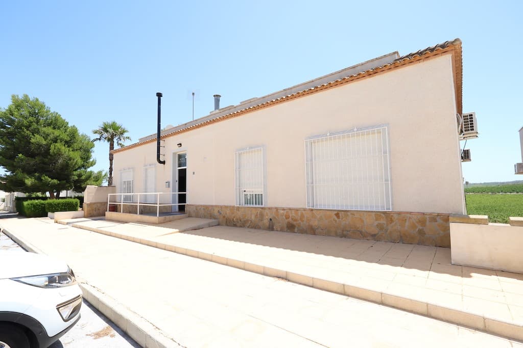We presents at the Costa Blanca Alicante a Hostal with 6 rooms in San Miguel de Salinas! 4 rooms with terrace! Each room haves a bathroom, TV, airco, fridge and a safe! Further there is a waiting room and a smal room for storage our to instal a kitchen! Ont he roof solarium you can make a chill out zone! Cal us for more information!