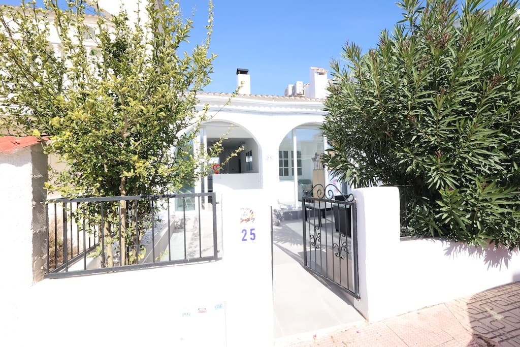 We presents at the Costa Blanca Alicante an renovated downstairs Bungalow without neigbors en Quesada! This house haves 2 bedrooms an open american kitchen! further a garden and roof solarium with jacuzzi! there is airco and underfloor heating!