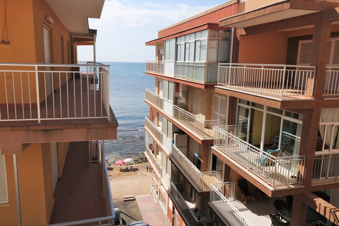 We presents at the Costa Blanca Alicante a renovated Penthouse in Playa de los Naufragos Torrevieja only 20m from the beach with 3 dobbel bedrooms, a bathroom and a equiped kitchen! Walking distance to the center, supermarket, bars restaurants!