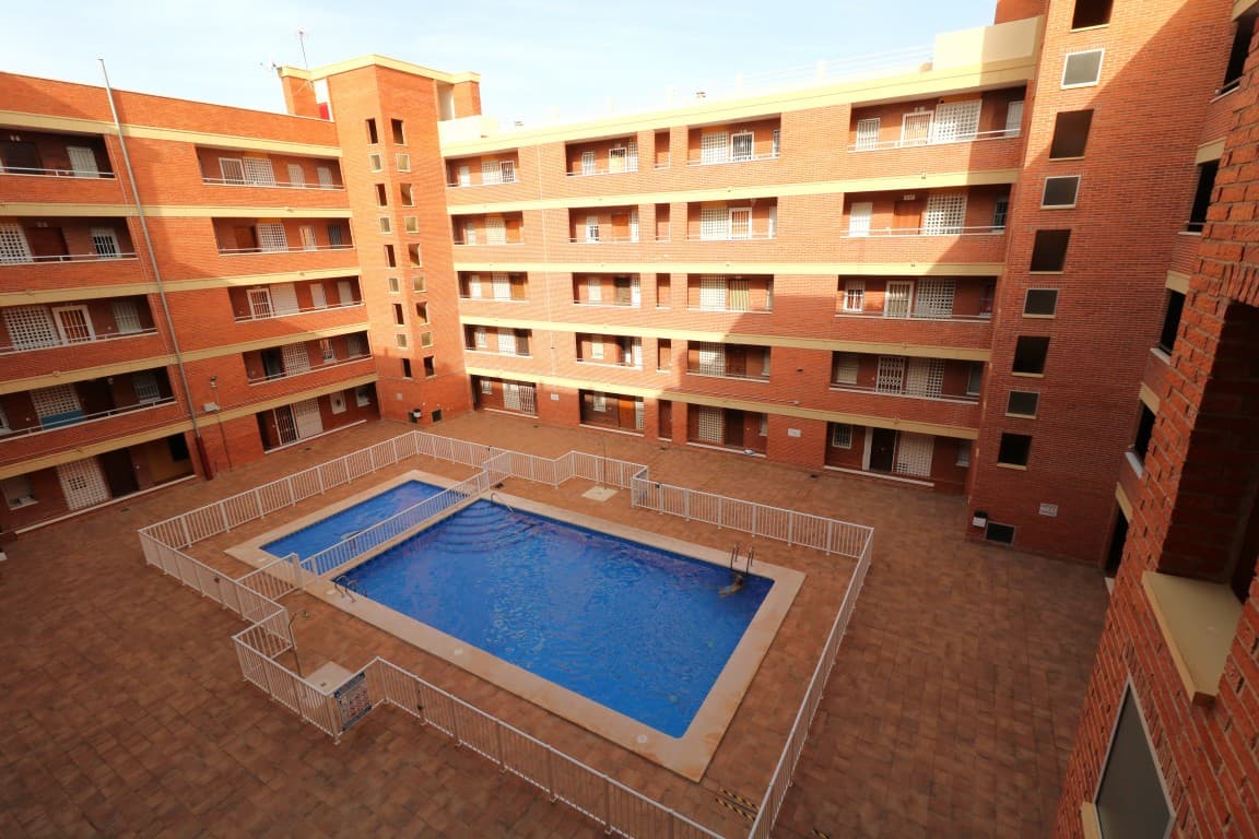 We presents at the Costa Blanca Alicante an Apartment at 150m from the beach in Torrevieja Playa Acequion with 2 dobbel bedrooms, a bathroom and a equiped kitchen! Extras: handicapped access, elavator, airco, garage and a swimmingpool! Walking distance to bars, restaurants and supermarket!