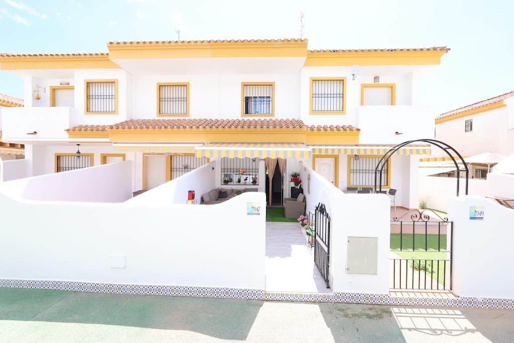 We present at the Costa Blanca Alicante a Duplex townhouse Torre de La Horadada Residential Cañada Real close to the swimming pool! This house have 2 bedrooms and 2 bathrooms! Further a american kitchen, a livingroom, a terrace and a backyard!