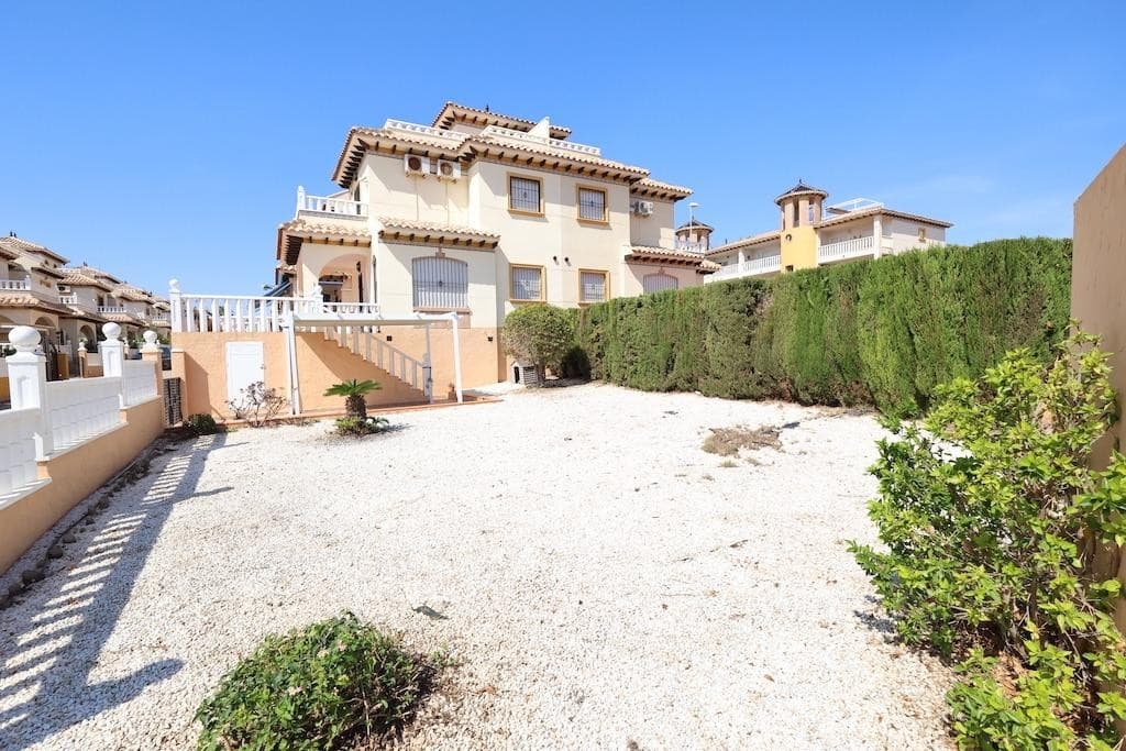 We present at the Costa Blanca Alicante a halfopen villa with seaview and a large plot where you can put your own swimmingpool! The house have 2 floors and a sunroof. Downstairs you find a a terrace from 14m2 a american kitchen, a bathroom with schower and a large livingroom! on the first floor 2 bedrooms one of them with terrace and seaview and a bathroom with a bathtube! The plot have a entrance for the car and there is a storageroom! only 10min with the car to the comercial center La Zenia!