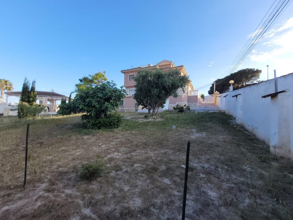 We present at the Costa Blanca Alicante a Villa with a big plot in Quesada south faced and open view! This house have 5 dobbel bedrooms and 4 bathrooms! Further a equiped kitchen, patio, open fire, garage for two cars, a glazen terrace, a cellar and a pergola!