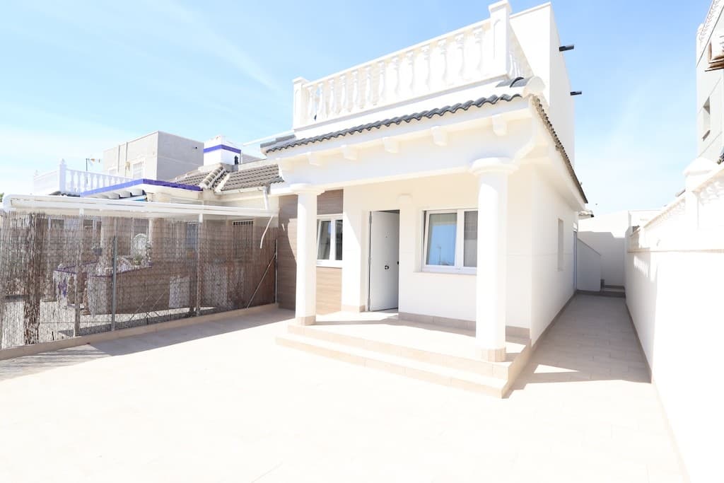 We present at the Costa Blanca Alicante a reformed half open house in El Chaparal Torrevieja with 3 bedrooms, 2 bathrooms, 2 kitchen divided over 2 floors with separate entrance! Downstairs 2 bedrooms, a bathroom, a open kitchen, a large livingroom and a zone with a waschmachine! On the first floor 1 bedroom, bathroom, kitchen, livingroom and a large terrace! Perfect for guest our family! Further you have parking space and a garden! Walking distance you find bars, restaurants and a supermarket! 5 min with the car to Habaneras comercial center and aquapark!