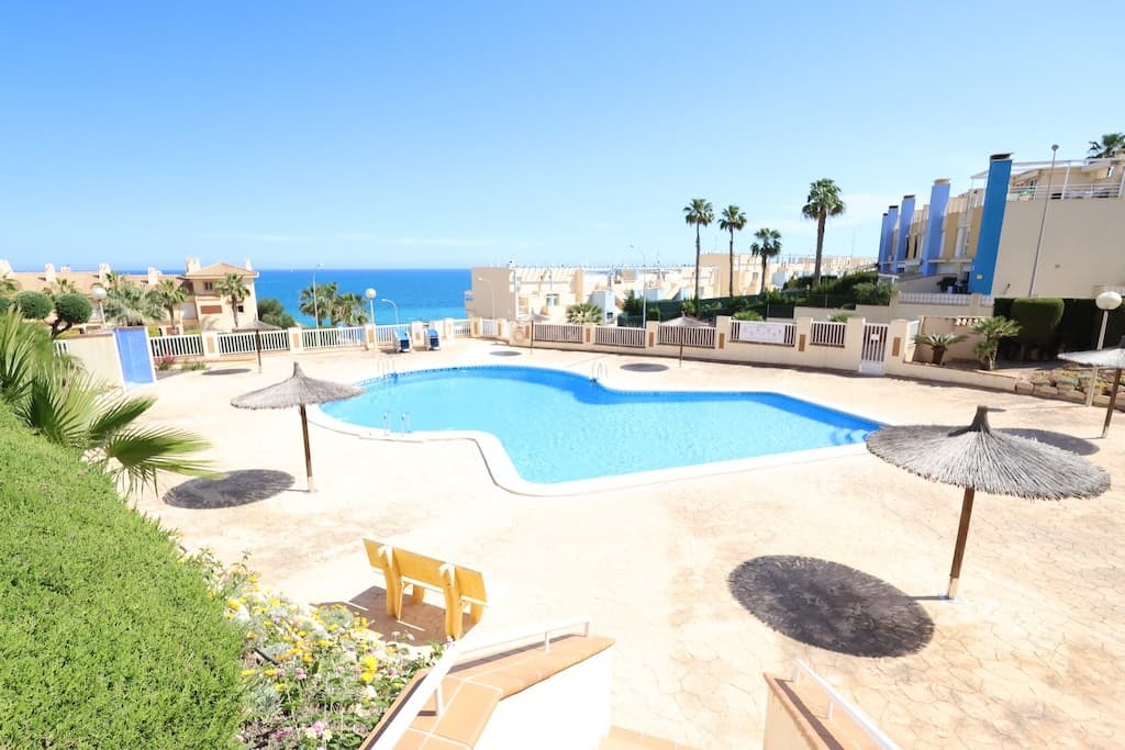 Vi presenterer en leilighet i første etasje i Aqua Marina Campo Amor Orihuela Costa på Costa Blanca Alicante med havutsikt og nær svømmebassenget! Denne leiligheten har en stor terrasse med inngang til bassenget, 2 soverom, et bad og et stort utstyrt kjøkken med inngang til terrassen! En lukket garasje er inkludert! Nær alle tjenester og noen få skritt til stranden!