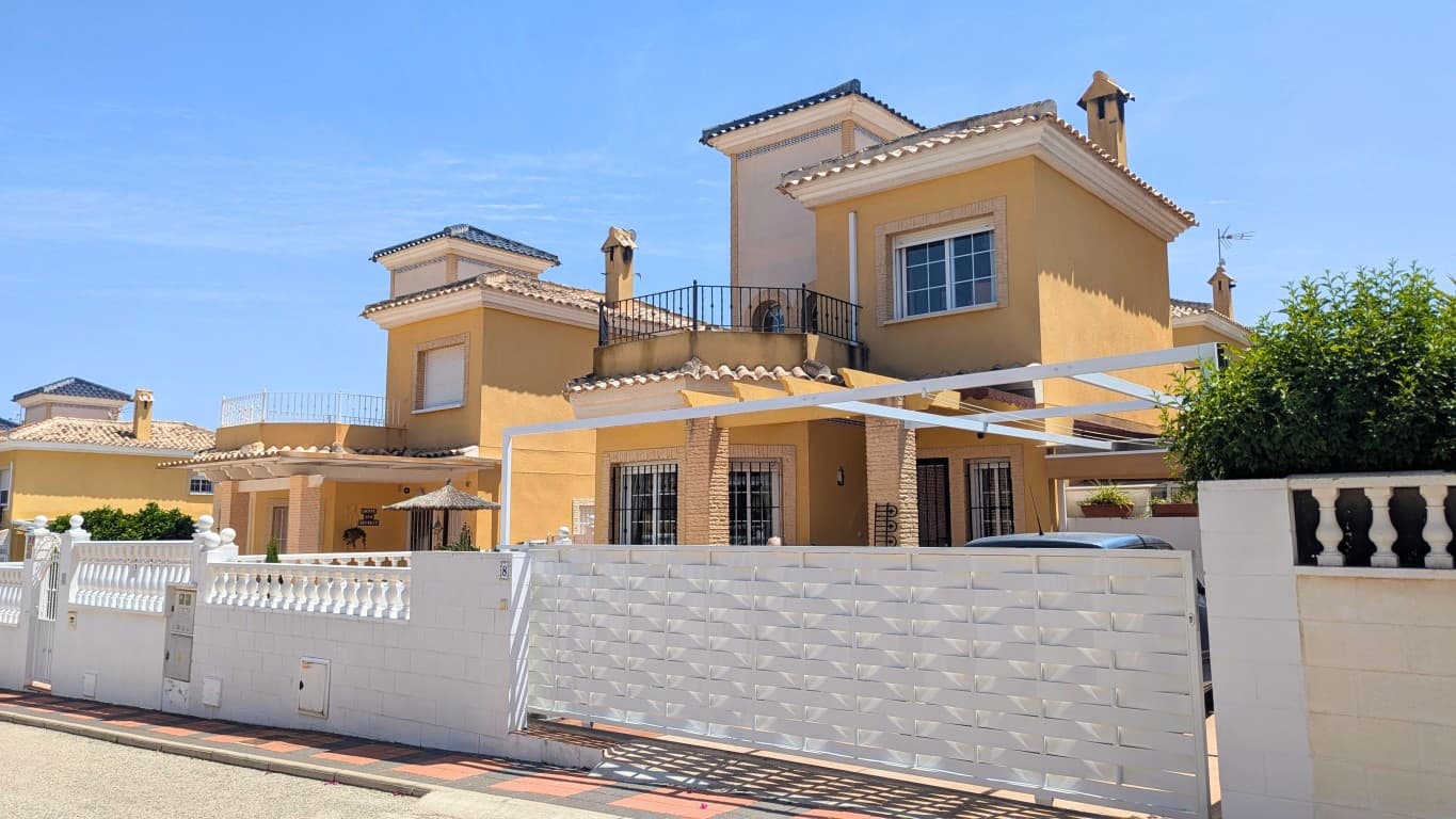 El Arfero presenta con orgullo una encantadora villa de reventa en la tranquila y bien comunicada urbanización de Lo Crispín, Algorfa, una combinación perfecta de comodidad, privacidad y conveniencia.Esta villa independiente de 2 dormitorios y 2 baños ofrece una fantástica oportunidad de adquirir una casa en buen estado en la Costa Blanca. Ubicada en una parcela privada, la propiedad cuenta con su propia piscina , ideal para relajarse al sol o recibir invitados.La villa está equipada con aire acondicionado split de reciente instalación , lo que garantiza comodidad durante todo el año. Un portón automático proporciona mayor seguridad y facilidad de acceso, mientras que el aparcamiento en la parcela aumenta la practicidad de la propiedad.Ubicada en una tranquila zona residencial , la urbanización ofrece todo lo necesario a poca distancia, incluyendo dos bares, un restaurante y una peluquería a un corto paseo. Todos los demás servicios esenciales, como supermercados, campos de golf y las playas de Guardamar, están a un corto trayecto en coche.Los muebles son negociables , lo que facilita la mudanza y le da un toque personal. Ya sea que busque una residencia permanente, una casa de vacaciones o una inversión sólida, esta villa lo tiene todo.¡No pierda la oportunidad de ser dueño de esta encantadora propiedad en una ubicación codiciada!