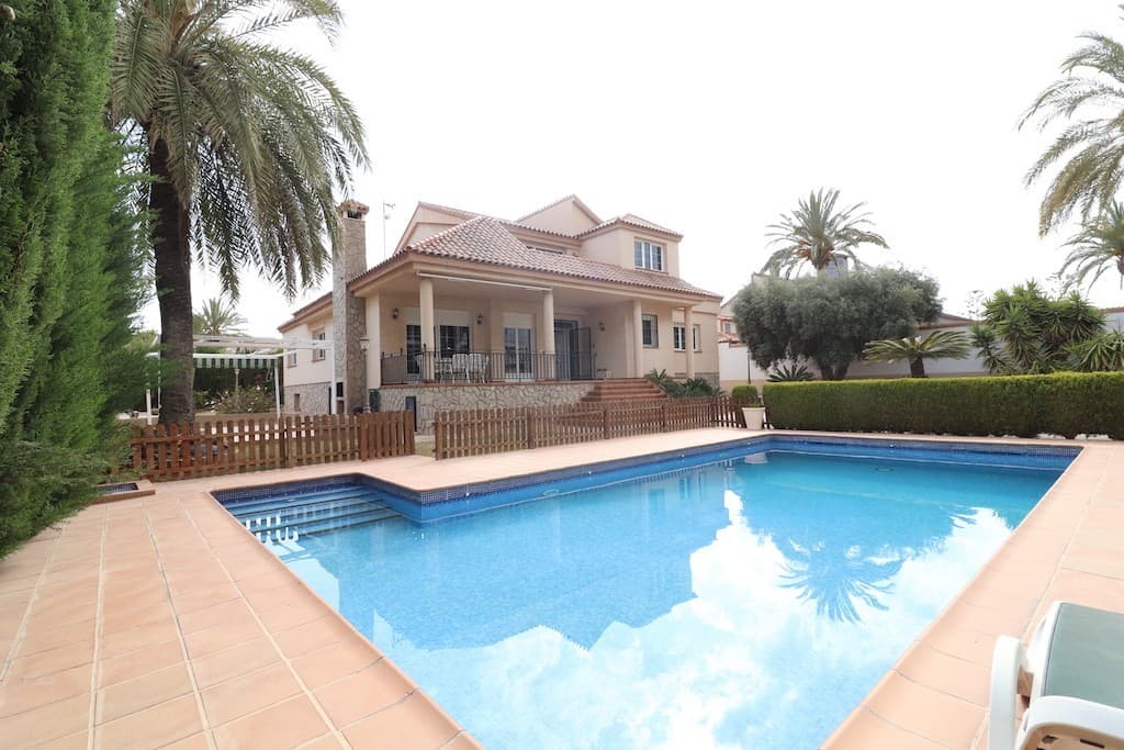 We present at the Costa Blanca Alicante a magnificent independent Chalet in Mil Palmeras only 300m from the beach! This house have a plot from 1000m2 with 4 wide bedrooms and 3 complete bathrooms! A Livingroom with double height and very bright! Further a big independent kitchen complete equiped with attahed laundry zone! Upstairs a second salon with a pool table and private bar, 3 terraces and a cellar with garage for 2 cars! Outside a wide garden with BBQ and a awesome private swimmingpool!
