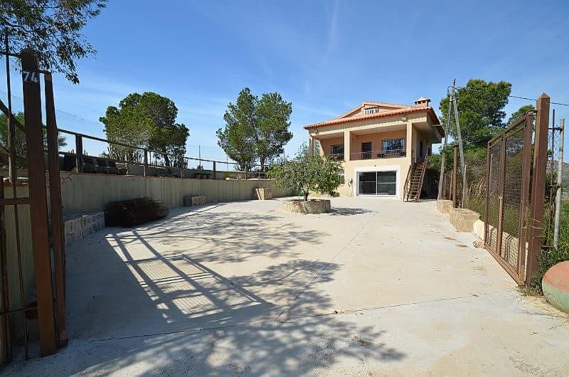 Frittstående villa i fantastisk beliggenhet i Sierra de Garruchal, MurciaDenne eksepsjonelle frittliggende villaen ligger høyt oppe på en topp i den rolige Sierra de Garruchal , og tilbyr den perfekte blandingen av fredelig tilfluktssted og moderne bekvemmeligheter .Omgitt av panoramautsikt over bølgende landskap, olivenlunder, frukttrær med fjern utsikt til Mar Menor, er dette en oase av ro – men likevel bare en kort kjøretur fra de travle byene Murcia og Cartagena .Dette vakkert vedlikeholdte hjemmet har fire romslige soverom , inkludert en unik hovedsoverom i loftstil . Loftet er hevet og åpent, og tilbyr et fredelig og lyst fristed som fører til to terrasser med fantastisk utsikt – ideelt for avslapning på slutten av dagen.I hjertet av hjemmet finner man en lys og luftig stue/spisestue , hvor store vinduer oversvømmer rommet med naturlig lys og rammer inn det fengslende landskapet. En sjarmerende murbue fører inn til et fullt utstyrt kjøkken , perfekt for å tilberede måltider med pittoresk utsikt.Utendørs kan du nyte solfylte dager ved det private svømmebassenget , mens du nyter utsikten over det 360º panoramiske landskapet. Den sjenerøse tomten tilbyr rikelig med parkeringsplasser og fullstendig privatliv, noe som gjør den ideell som permanent bolig eller en rolig feriedestinasjon med en turistlisens som allerede er på plass for opptil syv gjester.Viktige funksjoner:4 soverom, inkludert en hovedsuite i loftstilLys stue og spisestueFullt utstyrt kjøkken med naturskjønn utsiktPrivat svømmebassengOmgitt av olivenlunder og frukttrærUtsikt over Mar Menor i det fjerneRikelig med parkering og privatlivNær Murcia og Cartagena