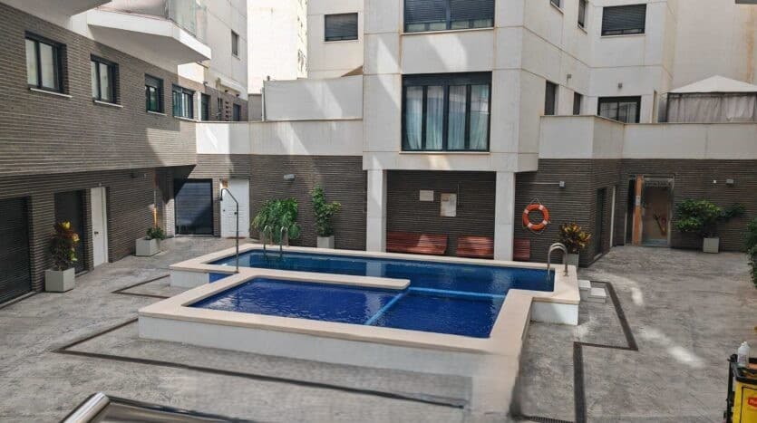 We present at the Costa Blanca Alicante a bright apartment in San Juan! This flat have 2 bedrooms, 2 bathrooms one in a suite! and a kitchen with galeria! Further a garage and a swimmingpool! There is a storageroom, gas natural and airco in the whole appartment!