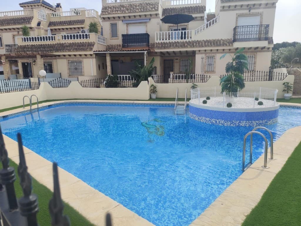 We present at the Costa Blanca Alicante a semi-detached house in Orihuela Costa in a closed urbanization with swimmingpool! This house have 2 double bedrooms a bathroom, a toilet, and a equiped kitchen! Further a solarium and a garden! Close to the golf and center comercial!