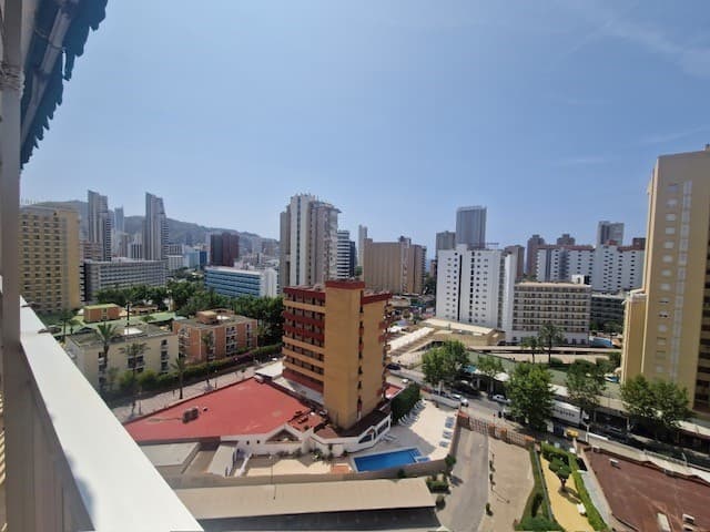 Fantástico apartamento de 3 dormitorios en una de las zonas más dinámicas y cotizadas de Benidorm, a un paso de la Playa de Levante. Una ubicación inmejorable, rodeado de todos los servicios: bares, restaurantes, supermercados, discotecas y transporte público.La casa ofrece espacios amplios y cómodos: cuenta con 3 dormitorios, 2 baños completos, cocina independiente y una gran terraza accesible desde el salón y el tercer dormitorio. Ideal para disfrutar del clima mediterráneo durante todo el año.Ubicado en una urbanización cerrada con amplios jardines, una gran piscina comunitaria y aparcamiento privado. Ideal tanto para residencia permanente como para una inversión vacacional de alta rentabilidad.