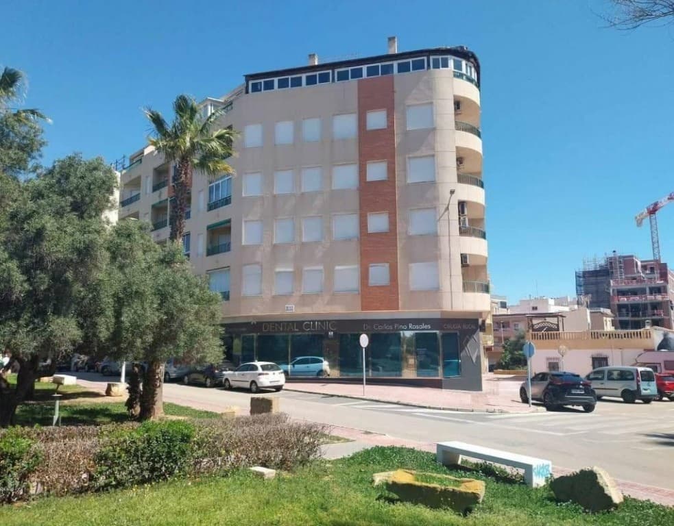 We present at the Costa Blanca Alicante a beautiful Penthouse in La Mata Torrevieja 300m from the beach view on the lake and the sea! Further 3 double bedrooms, 2 complete bathrooms, a equiped american kitchen and a large terrace! There is a elevator and airco! Close to supermarket, bars and restaurants!