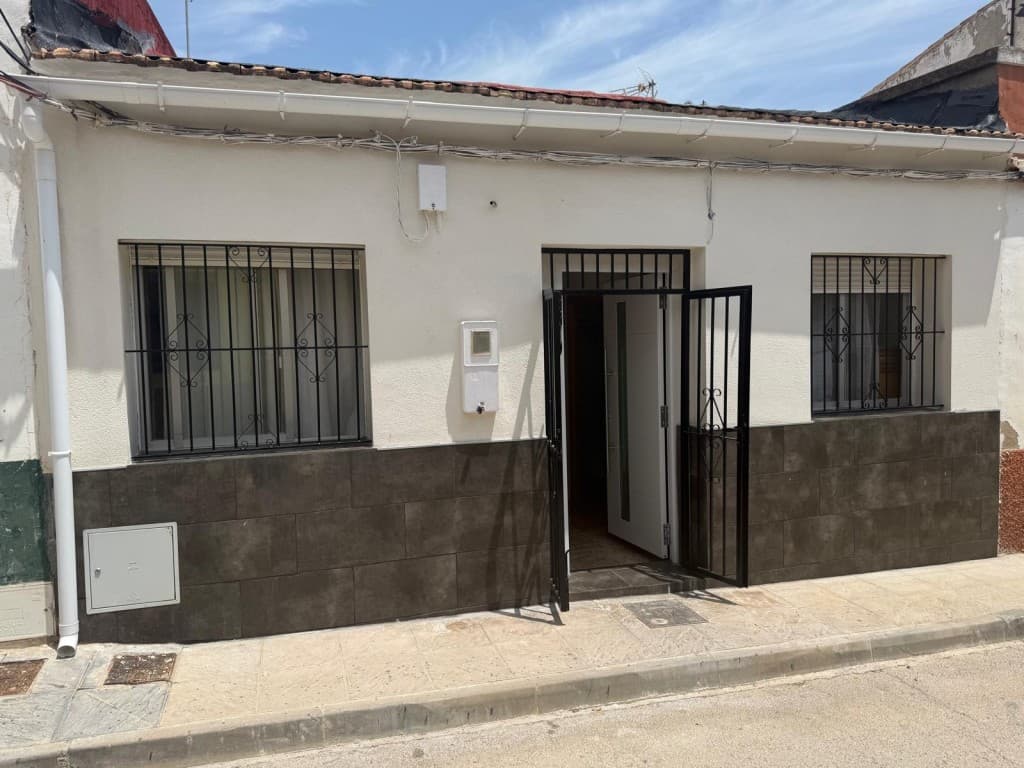 Vi presenterer et hus i Torremendo Orihuela på Costa Blanca Alicante, nær sjøen og naturen! Det har 2 doble soverom, et bad og et separat kjøkken! I tillegg en hage med grill, en terrasse og et solarium!