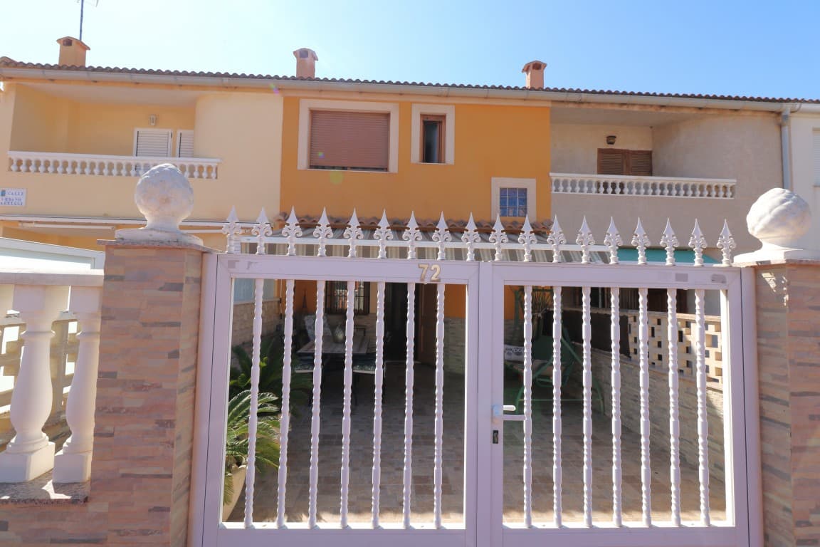 We present at the Costa Blanca Alicante a reformed Duplex in Torrevieja at the beautiful beach of playa de los Naufrages! This house have 3 double bedrooms, a bathroom, a guest toilet, a open equiped kitchen and a storageroom! Outside there is a garden and a terrace! Walking distance to the beach and the center of Torrevieja!Close to bars, restaurants and supermarket!