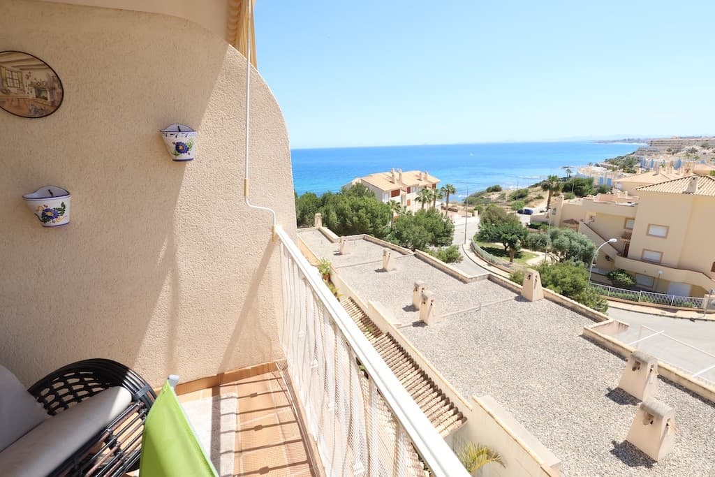 We present at the Costa Blanca Alicante a beautiful apartment with seaview in a exellent location Aquamarine Terraces residential in Campoamor Orihuela Costa! This flat have 3 wide bedrooms, 2 complete bathrooms, independent kitchen with galeria and a livingroom with a lot of light and access to the sunny terrace! Further there is a garage, a storageroom and a comunal swimmingpool! Close to bars and restaurants and only 10min with the car to commercial center La Zenia!