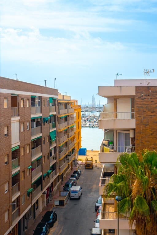 We present at the Costa Blanca Alicante a beautiful reformed penthouse at Playa los Naufragos Torrevieja with 3 double bedrooms, equiped bathroom, idependent kitchen and 2 balconys! only 150m from the beach! Walking distance to the center of Torrevieja, the harbour, the promenade, supermarket, bars and restaurants!