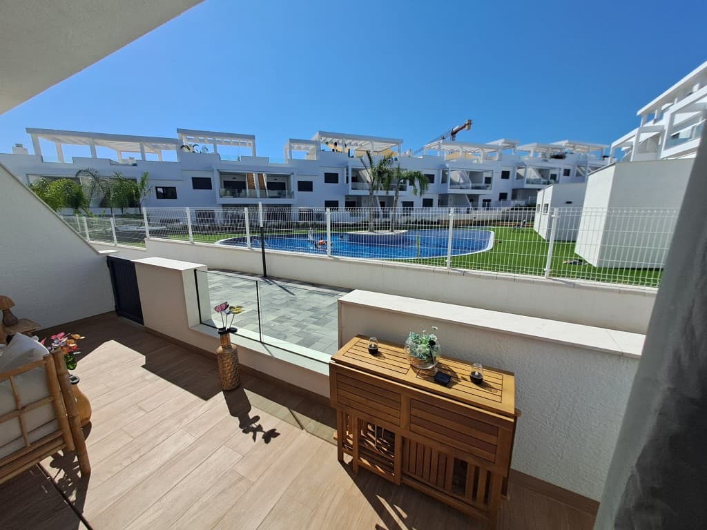 We present at the Costa Blanca Alicante almost new downstairs Apartment in Los Balcones Torrevieja close to the saltlake known for its healthy air! Its have a equiped open kitchen, 2bedrooms and 2 bathrooms! further a parkingplace and a terrace close to one of the two comunal swimingpools! With the car only 10min to comercial center La Zenia!