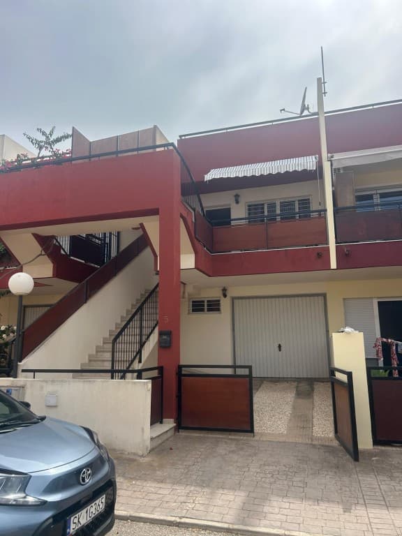 Vi presenterer en vakker tomannsbolig med stor garasje og takterrasse nær stranden i La Marina San Fulgencio på Costa Blanca i Alicante! Dette huset har i første etasje 2 soverom, et bad, en stue med et utstyrt åpent kjøkken! I underetasjen er det garasje for 2 biler og bod, på baksiden en stor terrasse! I andre etasje har du et takterrasse med panoramautsikt! Det er også et felles svømmebasseng!
