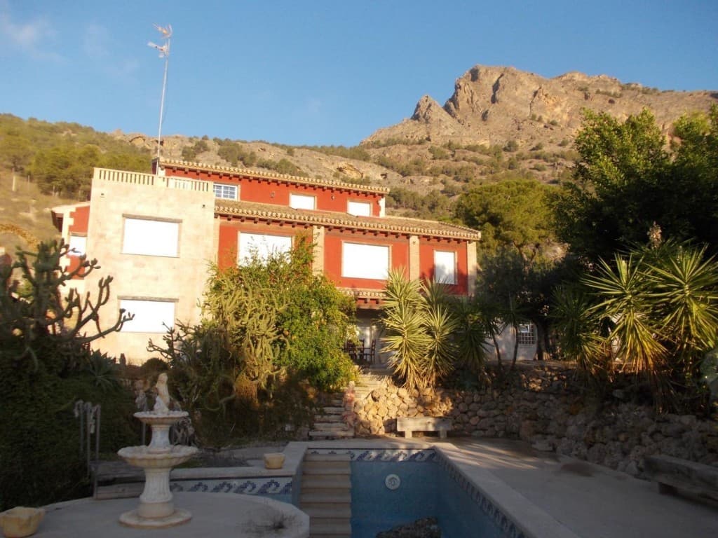 We present at the Costa Blanca Alicante a detached Villa in Montepinar Orihuela! This luxury vila have 4 wide bedrooms , one principal as suite with private bathroom! the big livingroom have panaromic windows with entrance to a large terrace with unbelievable views! Downstairs there is a climate swimmingpool and a jacuzzi with bathroom and dressingroom! Also a closed garage and a elevator! Outside there is a garden and with BBQ, and a swimmingpool!
