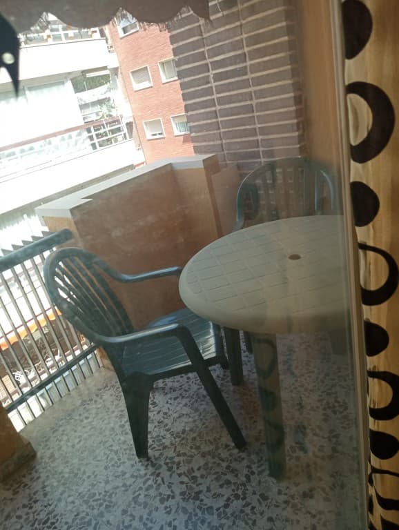 Oppdag denne romslige leiligheten som ligger i hjertet av byen, bare noen skritt fra Mercadona, det lokale markedet og alle viktige tjenester. Denne eiendommen tilbyr en fantastisk mulighet for renovering og tilpasning til din smak.Leiligheten består av tre soverom , ett bad , et separat kjøkken , en hems og en stor stue/spisestue som åpner ut mot en utendørsterrasse – perfekt for avslapning eller underholdning av gjester. Den uslåelige sentrale beliggenheten gjør den til en utmerket investering for både huseiere og investorer.Ikke gå glipp av sjansen til å forvandle denne sentralt beliggende leiligheten til drømmehjemmet ditt!