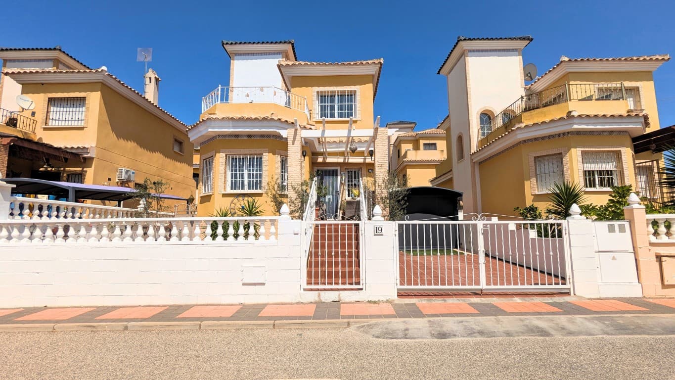 Chalet independiente con excepcionales espacios exteriores – Lo Crispín, Algorfa &128205; 3 dormitorios | 2 baños | Parcela: 280 m² | Superficie construida: 102 m²Esta villa bien cuidada se encuentra en la tranquila urbanización de Lo Crispín (Algorfa) y ofrece más que solo comodidad: destaca gracias a su generoso espacio exterior , muy superior al de villas similares en la zona.&10024; Características clave que hacen que esta villa sea única:Amplia parcela de 280 m²Entrada con capacidad para 4 coches , con puertas de acceso extra anchas.Amplio jardín delantero y trasero , ideal para relajarse o entretenerse.Jacuzzi privado con iluminación ambiental que cambia de colorCalefacción por radiadores eficiente : económica y perfecta para los meses más fríosÁtico para almacenamiento y almacenamiento subterráneo adicional en la parte delantera de la villa, ideal para maletas, artículos de temporada, etc.A solo 15 metros de la gran piscina comunitaria (solo hay una villa en el medio)La adquisición de muebles es negociable.En su interior, la propiedad cuenta con 3 dormitorios, 2 baños, una luminosa sala de estar y una cocina abierta, lo que ofrece una distribución inteligente tanto para uso vacacional como para vivir a tiempo completo.Esta es una casa lista para mudarse con espacio, comodidad y almacenamiento excepcionales , perfecta como residencia permanente o como segunda casa soleada.¿Te interesa&8364; ¡Contáctanos para más información o para programar una visita!
