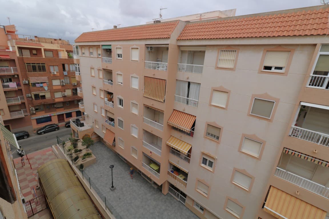 ¡Les presentamos en la Costa Blanca de Alicante un ático en la Playa del Acequión, Torrevieja! A solo 200 m de la playa, con 2 habitaciones dobles, baño completo, cocina independiente y balcón. ¡A un paso del centro de Torrevieja, supermercado, bares y restaurantes!