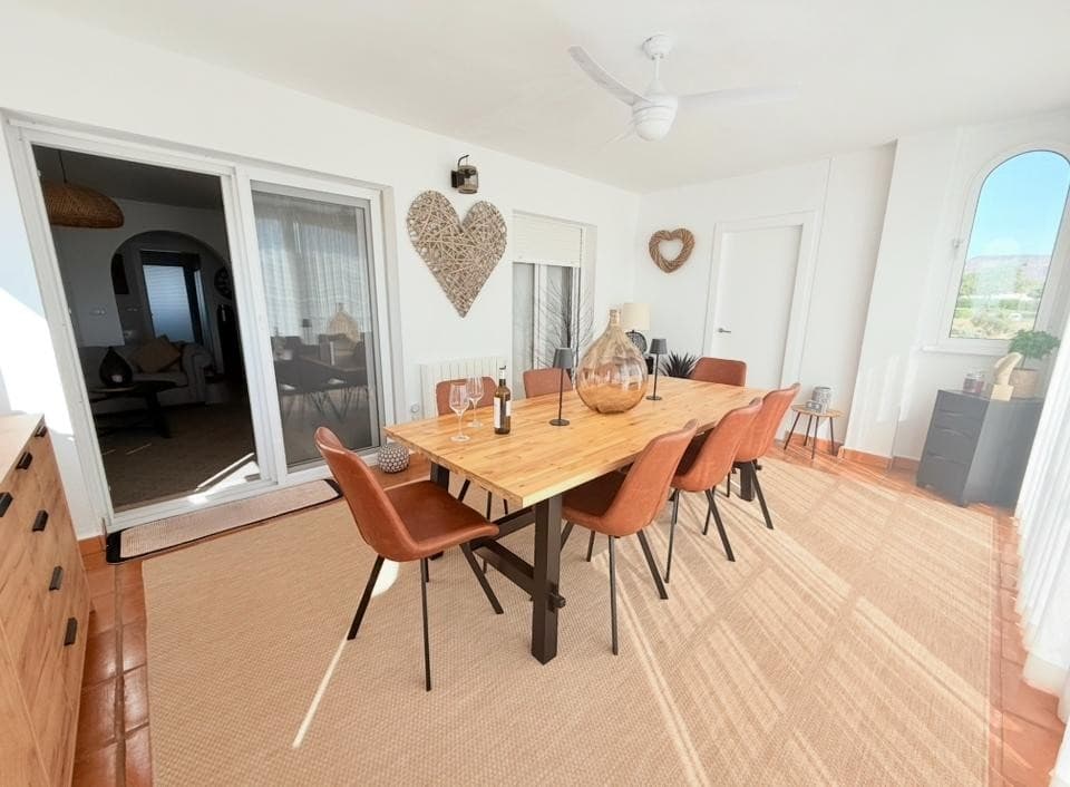 WOW! En sjelden perle på markedet – Leilighet i første etasje med 2 soverom, 2 bad og fantastisk utsikt over golfbanenVi er utrolig glade for å kunne vise frem denne eksepsjonelle og sjelden tilgjengelige leiligheten i første etasje med to soverom og to bad, perfekt plassert for å nyte fantastisk, uforstyrret utsikt over golfbanen. Denne eiendommen, som er oppgradert til en imponerende standard av de nåværende eierne og solgt fullt møblert, er et sjeldent funn og tilbyr den perfekte blandingen av stil, komfort og funksjonalitet. Enten du søker en fastbolig eller et luksuriøst feriested, oppfyller denne leiligheten alle krav.Når du kommer inn, er oppmerksomheten på detaljer og gjennomtenkte oppgraderinger umiddelbart tydelige. Den stilige stuen er smakfullt innredet med en vegg, moderne peis og et helt nytt klimaanlegg. Den åpner sømløst ut mot en stor terrasse med utsikt over golfbanen, ideell for å sole seg og nyte et rolig liv utendørs. Terrassen er fullstendig inngjerdet med elegante skyvedører, noe som skaper et helårsområde som for tiden brukes som spiseplass – en fantastisk utvidelse av stuen som drar full nytte av den fantastiske utsikten over golfbanen.Det spesialbygde kjøkkenet har blitt oppgradert til en høy standard, med et amerikansk kjøleskap med fryser, svart vask, integrert stekeovn, mikrobølgeovn og oppvaskmaskin. Det åpner ut mot et fullstendig lukket vaskerom med vaskemaskin og innebygde skap, noe som gir utmerket ekstra lagringsplass og praktiske fordeler.Hovedsoverommet er et sant tilfluktssted, med terrassedører som åpner direkte ut mot terrassen, noe som slipper inn naturlig lys og utsikt over golfbanen. Det har også klimaanlegg, takvifte, innebygde garderober og et elegant, moderne bad med dusjkabinett. Det andre dobbeltsoverommet tilbyr også komfort og stil, med innebygde garderober, klimaanlegg og takvifte.En av de største planløsningene på dette feriestedet, med ekstra plass på terrassen, ideell for en sovesofa eller et hjemmekontor, eller som et ekstra oppholdsrom.Alle vinduer i hele boligen er utstyrt med myggnett for å sikre et fredelig og skadedyrfritt miljø. Innerdørene har blitt oppgradert til en skarp hvit finish, som komplementerer den moderne interiørdesignen. Alle klimaanleggene i leiligheten er helt nye og tilbyr effektiv kjøling og trygghet i årene som kommer.Pakken kompletteres av en privat bod i den sikre underjordiske garasjen, samt en angitt parkeringsplass som nås via fjernkontroll.Dette er en virkelig spesiell mulighet til å eie en vakkert oppgradert og sjelden tilgjengelig leilighet med golfutsikt på et av feriestedets mest attraktive steder. Muligheter som denne dukker ikke opp ofte – handle raskt og bestill visning i dag før den er borte.