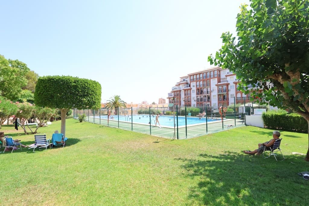 Presentamos en la Costa Blanca Alicante un apartamento en planta baja en La Mata Torrevieja Residencial Torresol I. Este apartamento cuenta con 2 dormitorios, baño completo, cocina americana, salón con terraza acristalada y jardín privado. ¡Dispone de piscina comunitaria con zona verde! Cerca de bares y restaurantes y a un paseo de la playa.