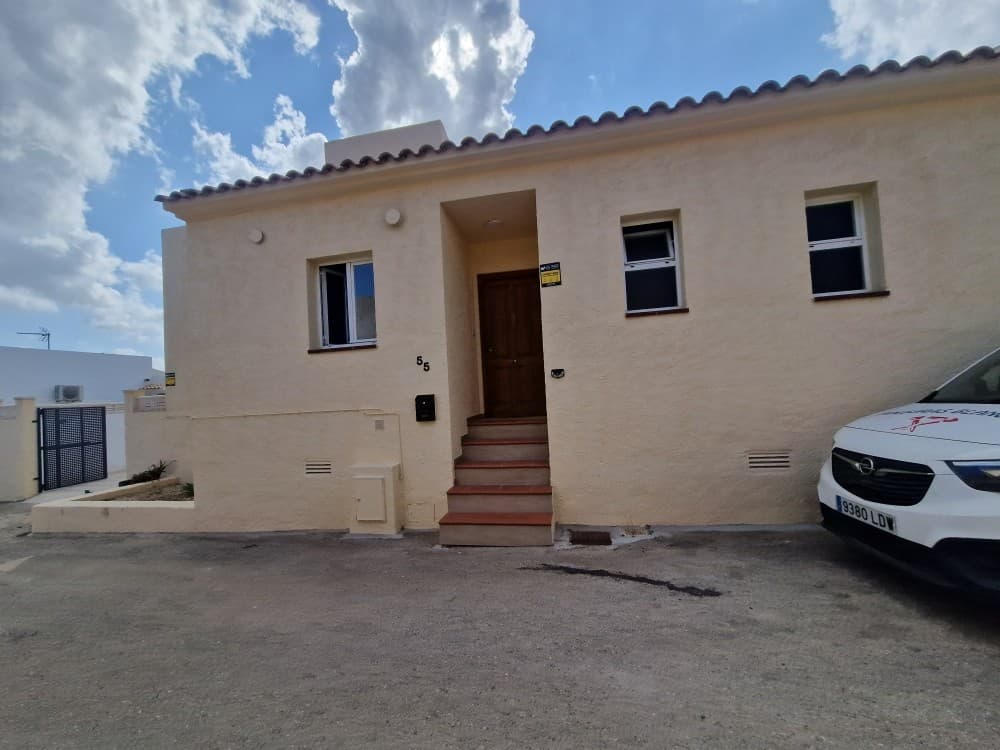 Semi Detached House in La Nucia. A semi-detached house for sale located in the Bello Horizonte development, La Nucía. Distributed on a single floor, with the possibility of building another of the same size. It offers 3 bedrooms, 2 bathrooms, a fully equipped kitchen, air conditioning and gas heating (town gas). Completely renovated, all exterior. The house is approximately 120 m² on a plot of approximately 170 m². It has a perfect location to build a private pool. It also has a very large terrace-porch. It also has access from two streets, one of which allows car entry, also with automatic gates. The development offers 2 swimming pools, 3 tennis courts, a recreational area, and much more. Very low community fees and property taxes. Ideal as an investment or for personal use.