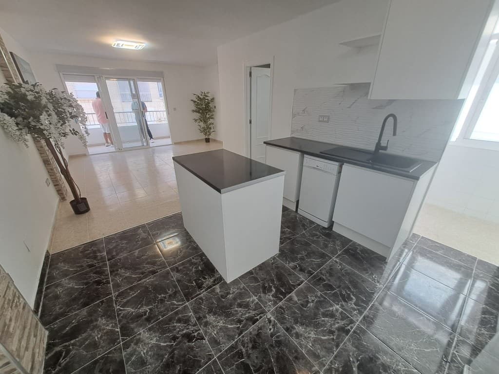 Presentamos en la Costa Blanca Alicante un apartamento reformado cerca de la Playa del Cura, Torrevieja, con 3 dormitorios y 2 baños. Además, cuenta con un amplio comedor y un salón con acceso a la terraza. ¡Dispone de una amplia cocina americana con trastero! ¡Cerca de todo! Supermercado, paseo marítimo, parada de autobús, bares y restaurantes.