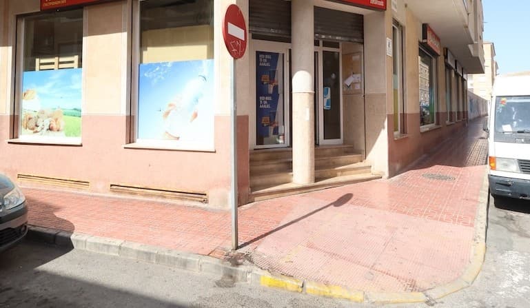 Presentamos en la Costa Blanca Alicante un local comercial en el centro de Torrevieja. ¡Hace esquina con dos calles y destaca por su diseño! Tiene dos plantas. Planta baja de 121 m² con acceso directo a la calle y sótano de 261 m² con muchas posibilidades.