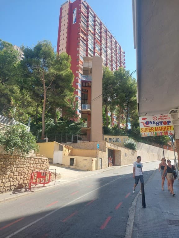 Este encantador apartamento de 2 dormitorios en Playa Levante, Benidorm, ofrece impresionantes vistas al mar y una experiencia de vida tranquila.Ubicada en un tranquilo bloque de apartamentos, esta propiedad cuenta con:- *Vistas panorámicas al mar*: Disfrute de las impresionantes vistas del mar Mediterráneo desde la comodidad de su hogar.- *Piscina y canchas de tenis*: Disfrute de la piscina comunitaria y las canchas de tenis, perfectas para la relajación y la recreación.- *Estacionamiento*: Hay instalaciones de estacionamiento seguro disponibles para los residentes.- *Ascensor a la playa*: Un cómodo ascensor conecta el bloque de apartamentos con la playa, lo que hace que sea fácil tomar el sol y disfrutar del mar.- *Oportunidad de modernización*: Dado que la propiedad estuvo vacía durante más de 12 años, existe una amplia oportunidad de renovación y modernización para adaptarse a su gusto y estilo.Este apartamento es un proyecto ideal para inversores o particulares que quieran renovar y disfrutar de la hermosa costa de Benidorm. ¡No pierda la oportunidad de adquirir un trocito de paraíso!*Características principales:*- 2 dormitorios- Vistas al mar- Piscina- Canchas de tenis- Aparcamiento- Ascensor a la playa- Bloque de apartamentos tranquilo- Oportunidad de renovación*Perfecto para:* Inversores, renovadores o personas que buscan un estilo de vida tranquilo junto a la playa.