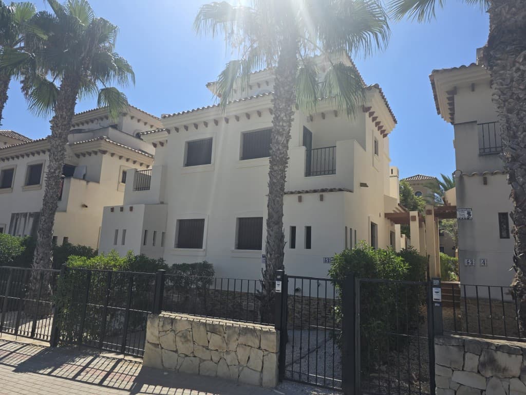 Presentamos en la Costa Blanca Alicante un bungalow en Algorfa con jardín y piscina comunitaria. ¡Dispone de aparcamiento privado en la parte trasera! Esta casa cuenta con salón con chimenea y acceso a un porche con barbacoa. Además, cuenta con cocina con galería y ducha con WC. En la primera planta hay dos dormitorios, uno con balcón y el otro con terraza, y un baño. En la planta superior hay un solárium con vistas panorámicas.