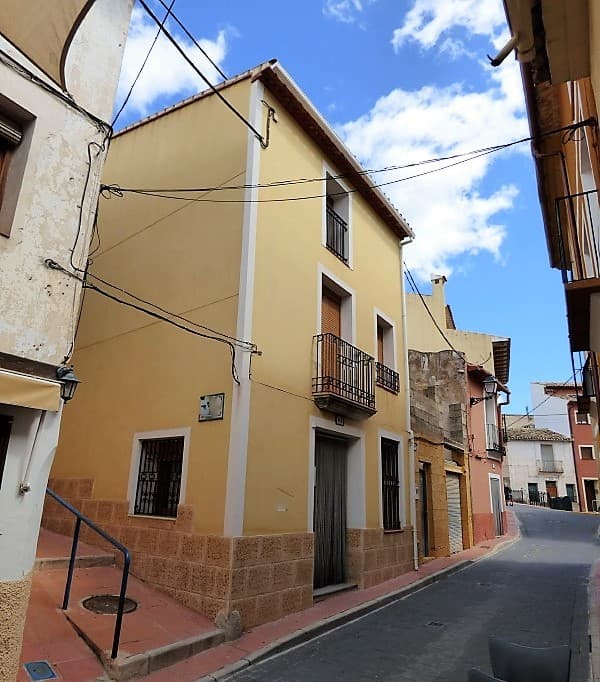 Presentamos en la Costa Blanca de Alicante una casa adosada esquinera en Orcheta, cerca de Villajoyosa y Benidorm. La casa consta de una planta baja con un amplio salón-comedor. En la primera planta, hay dos dormitorios y dos habitaciones más que pueden usarse como vestidores o pequeñas salas de estar, un baño completo con ducha y una terraza exterior en la parte trasera de la casa, frente a otra pequeña habitación utilizada como lavadero, con chimenea, un lavadero y una cocina independiente completamente renovada. En la segunda planta, hay un amplio espacio diáfano de aproximadamente 50 m², que podría usarse como estudio, con la posibilidad de añadir otro dormitorio y una sala de estar. También hay un baño completo. La casa fue completamente renovada en 2013, incluyendo nuevos suelos, paredes, ventanas de doble acristalamiento, techo y baños. El salón, la cocina y su respectiva galería se renovaron en 2024.