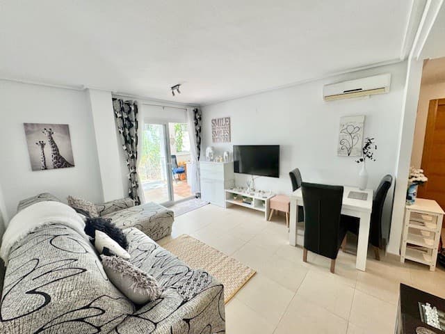 Estamos encantados de traer al mercado este encantador apartamento soleado en planta baja de 2 dormitorios y 2 baños con orientación al campo de golf.Ubicada en el complejo de golf Hacienda Riquelme, diseñado por Jack Nicklaus, esta propiedad sería una residencia permanente o secundaria ideal.Al entrar en un amplio pasillo cuadrado, la cocina está a la derecha. Equipada con muebles altos y bajos, horno, vitrocerámica, lavavajillas y frigorífico-congelador.Un lavadero separado alberga la caldera de agua y la lavadora.Los dos dormitorios dobles disponen de aire acondicionado. El dormitorio principal también tiene puertas que dan a la amplia terraza exterior. El dormitorio principal también cuenta con baño en suite con inodoro, lavabo y ducha a ras de suelo.Un baño familiar separado tiene bañera, ducha, tocador e inodoro.Hay una gran sala de estar y comedor nuevamente con aire acondicionado, el lugar perfecto para relajarse.Desde el salón se accede a una amplia terraza orientada al sur, con cortinas de cristal y ventanas fijas, lo que permite disfrutar de la estancia durante todo el año. Las cortinas de cristal se pueden abrir para dejar entrar el exterior.Fuera de la terraza hay un pequeño jardín cerrado que puede tener césped o terraza según el uso que desee darle al espacio.Literalmente a 15 pasos del jardín se encuentra una de las 19 piscinas comunitarias del complejo.El estacionamiento subterráneo está incluido y el espacio del garaje se beneficia de un gran cobertizo de almacenamiento privado incorporado.A pocos pasos del restaurante y supermercado del establecimiento.Aeropuerto internacional de Murcia a 20 minutos en cocheAeropuerto de Alicante a 55 minutos en coche