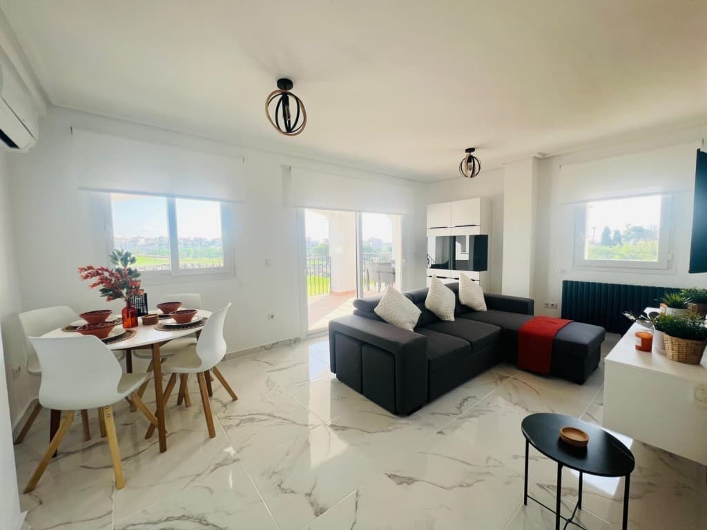 Nos complace presentar este impresionante apartamento de 2 dormitorios y 2 baños, recientemente remodelado, a solo 2 minutos a pie de la casa club y del centro. Es imprescindible visitarlo para apreciar su belleza.Ubicada en el complejo de golf Hacienda Riquelme, diseñado por Jack Nicklaus y con seguridad 24 horas, esta propiedad sería una magnífica residencia permanente o como segunda residencia. Con una ubicación ideal para explorar todo lo que la Costa Cálida ofrece, incluyendo las antiguas ciudades de Cartagena y Murcia y las hermosas playas del Mar Menor. A solo unos minutos en coche de Sucina, con una amplia oferta de servicios y bares y restaurantes.Al ingresar a este espectacular apartamento, puede ver cuánto tiempo y esfuerzo han dedicado los propietarios para convertirlo en uno de los mejores apartamentos del complejo, con pisos de mármol y puertas blancas que le dan una sensación luminosa y aireada.La gran cocina a medida ha sido diseñada con un estándar muy alto con encimera de cuarzo, electrodomésticos integrados de primera gama, la gran ventana con vista al putting green y las montañas inunda la cocina con luz natural.El dormitorio de invitados con amplio baño en suite tiene aire acondicionado nuevo, radiador antracita con 2 camas individuales con almacenamiento y luz de diseño y armario independiente, el moderno baño en suite completamente alicatado tiene una ducha de gran tamaño, tocador, espejo LED, inodoro y radiador toallero antracita.El espacioso dormitorio principal tiene puertas francesas corredizas con vistas al lago y al campo de golf. Aire acondicionado nuevo. Armarios empotrados corredizos blancos, radiador antracita, las camas tienen cremallera y se unen, por lo que se pueden dejar como dos individuales o convertirlas en una cama king size grande.El baño familiar completamente alicatado es grande y cuenta con una ducha de buen tamaño, un tocador moderno y un lavabo con un gran espejo LED, inodoro y radiador toallero de color antracita.A través del pasillo, una moderna puerta de cristal negro da acceso al amplio salón-comedor con aire acondicionado nuevo, una pared con TV y mueble de TV, radiador antracita y muebles modernos de alta calidad, ideal para recibir invitados y cenar. Cuenta con dos ventanas y grandes puertas de patio con persianas enrollables que dan a la gran terraza trasera en forma de L, completamente alicatada, con muebles de exterior para comer y relajarse. Su orientación este es ideal para disfrutar del sol tanto en verano como en invierno, con vistas panorámicas al putting green, al campo de golf, al lago y a las montañas. Perfecto para recibir invitados o relajarse mientras se contemplan las hermosas vistas.Este apartamento se alquila completamente amueblado.A solo unos minutos a pie estará en una de las 19 piscinas comunitarias del lugar que dan al campo de golf.Completo con plaza de parking privado subterráneo.Hay una casa club, bar-restaurante y un supermercado a solo 2 minutos a pie. Hay pistas de tenis y pádel, campo de prácticas, putting green y gimnasio al aire libre.El aeropuerto internacional de Murcia está a solo 20 minutos en coche.