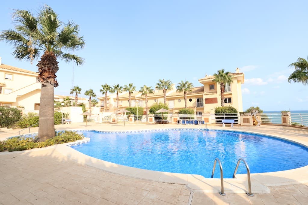 Presentamos en la Costa Blanca de Alicante un apartamento en primera línea con magníficas vistas al mar y a Aquamarina. Se encuentra en la primera planta y cuenta con salón con acceso a la terraza, 2 dormitorios, un baño y cocina independiente. Dispone de piscina comunitaria, trastero y garaje.