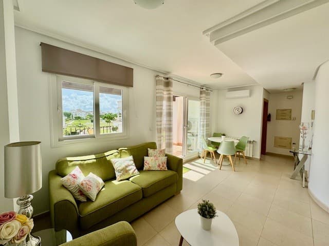 Vi er glade for å kunne tilby denne fantastiske leiligheten med 2 soverom og 1 bad til salgs.Denne vestvendte leiligheten har fantastisk utsikt over et av de 19 fellesbassengene og golfbanen designet av Jack Nicklaus. Hacienda Riquelme golfresort er et inngjerdet område med 24-timers sikkerhet, restaurant på stedet, supermarked, golfbutikk, paddle- og tennisbaner. Bare noen få minutters kjøretur fra den lokale landsbyen Sucina med mange fasiliteter, butikker og restauranter/barer. Ideelt plassert for å utforske alt Costa Calida har å tilby, inkludert de fantastiske strendene ved Mar Menor eller de gamle byene Cartagena eller Murcia.Når du kommer inn i denne vakre leiligheten til høyre, finner du det store, fullt utstyrte kjøkkenet med moderne over- og underskap, komplett med kjøleskap med fryser, vaskemaskin, stekeovn og kokeplater, oppvaskmaskin og et vindu med utsikt over fellesbassenget.Den buede veggen, lyse, store stuen/spisestuen har terrassedører som fører ut til den store flislagte terrassen med fantastisk utsikt over golfbanen og bassenget. Det ideelle stedet å nyte vinter- eller sommerdagene med sol hele dagen, ideelt for avslapning eller bespisning.De to romslige dobbeltsoverommene har skyvedører, klimaanlegg, radiator og terrassedører som begge fører ut til en herlig terrasse med fantastisk utsikt over felleshagene og fjellene, perfekt for å nyte morgenkaffen.Familiebadet har helflislagt dusjkabinett, servant og servant, speil og toalett.Denne leiligheten har en privat, sikker parkeringsplass i underjordisk parkeringskjeller som er tilgjengelig via fjernkontroll.Dette vil bli et ideelt permanent hjem eller et flott feriehus.Denne leiligheten selges fullt møblert bortsett fra personlige eiendeler.Murcia lufthavn ligger en 20-minutters kjøretur unna.Alicante flyplass ligger en 55-minutters kjøretur unna